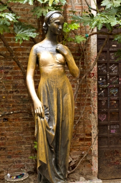 147978092_Juliet statue